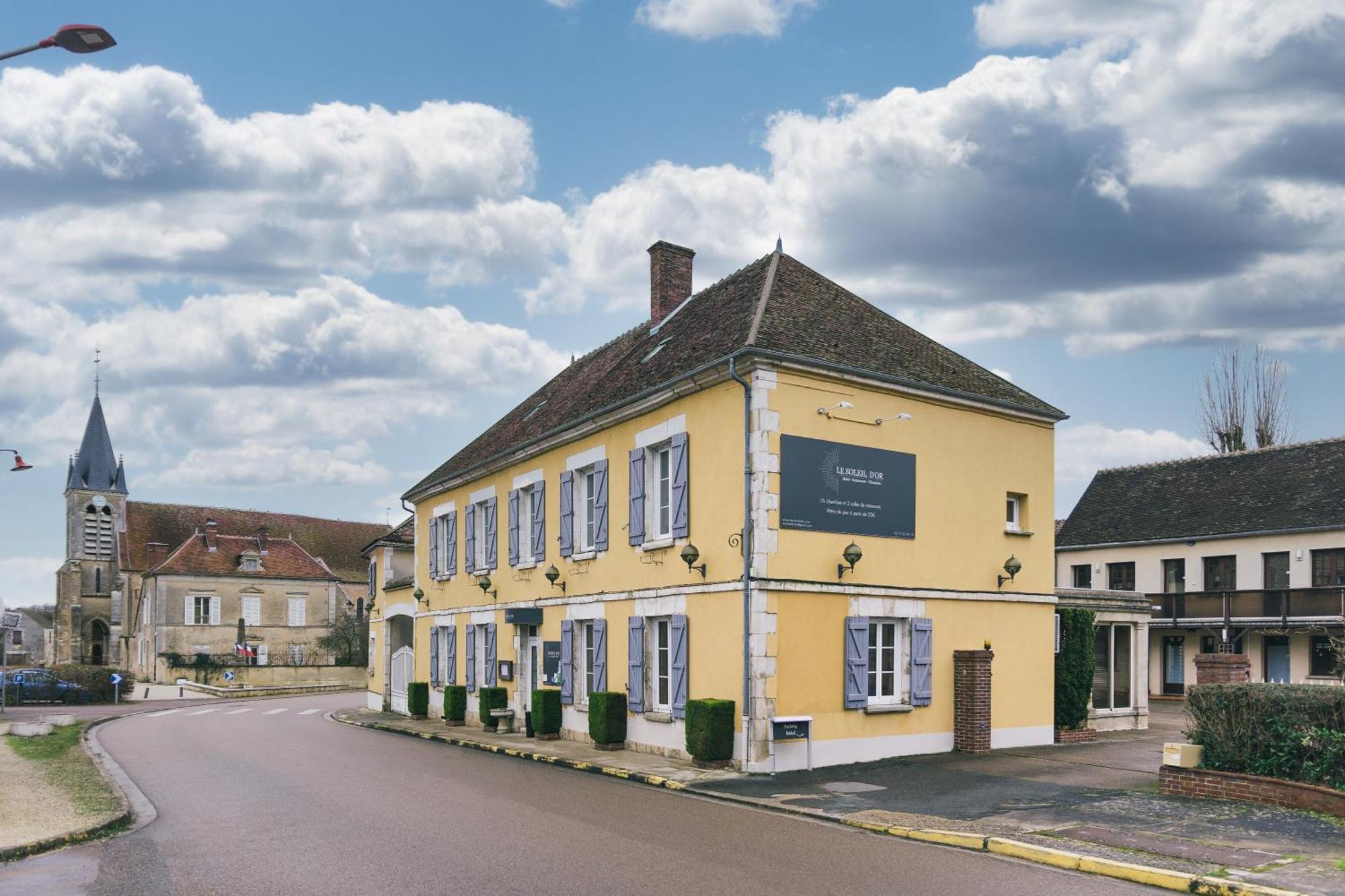 Logis Hotel & Restaurant Le Soleil D'Or Montigny-la-Resle Buitenkant foto