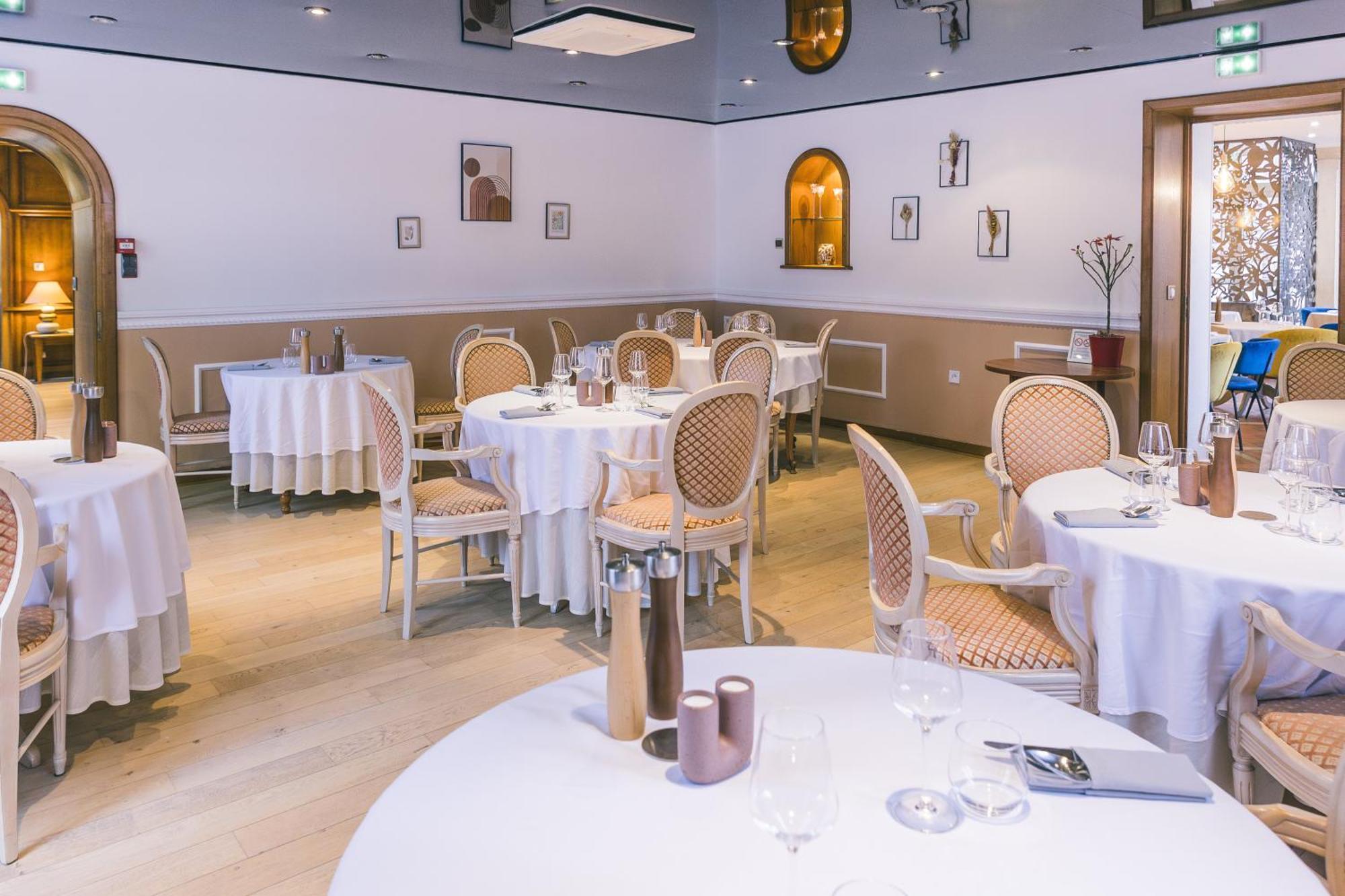 Logis Hotel & Restaurant Le Soleil D'Or Montigny-la-Resle Buitenkant foto