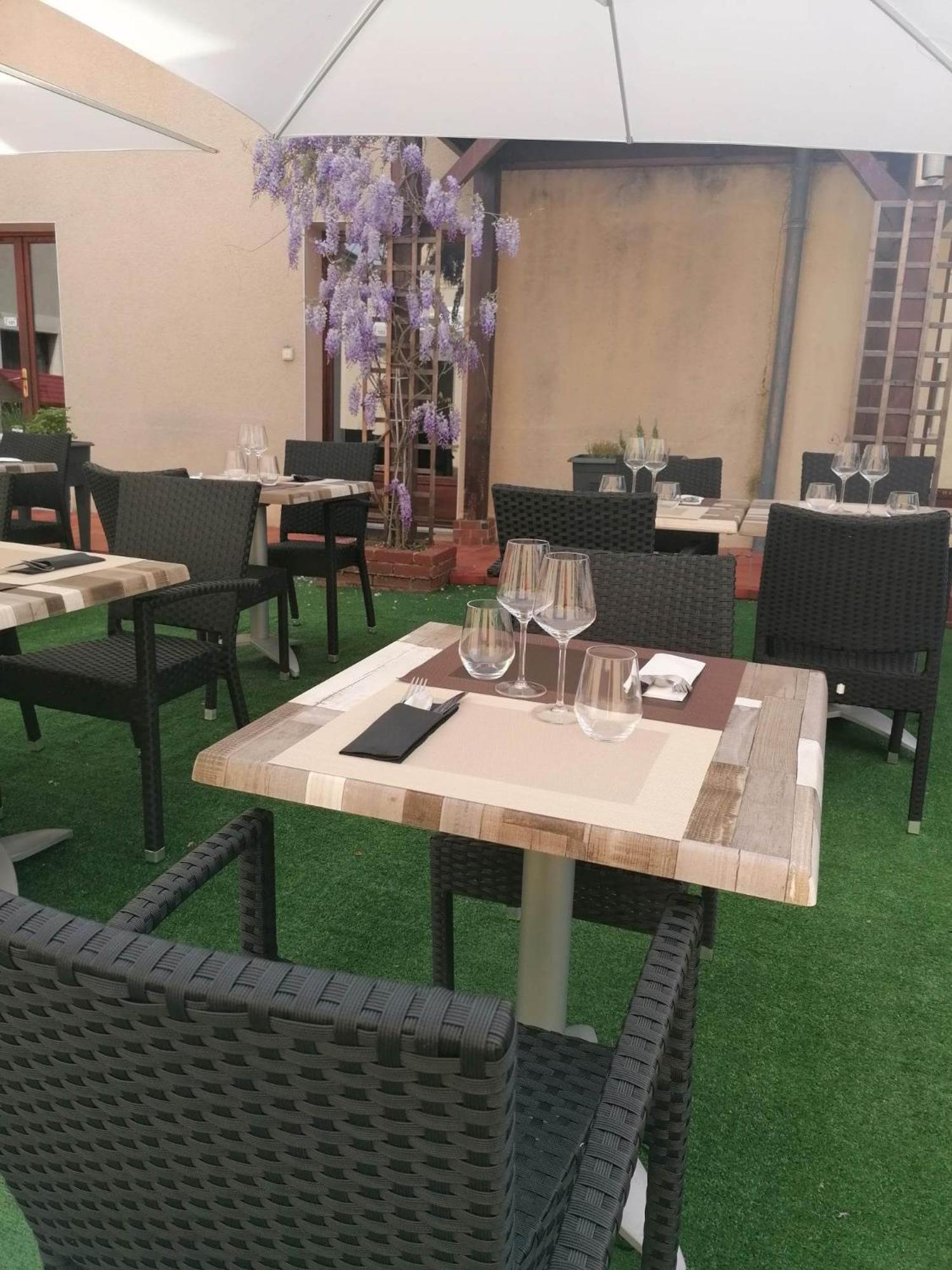 Logis Hotel & Restaurant Le Soleil D'Or Montigny-la-Resle Buitenkant foto