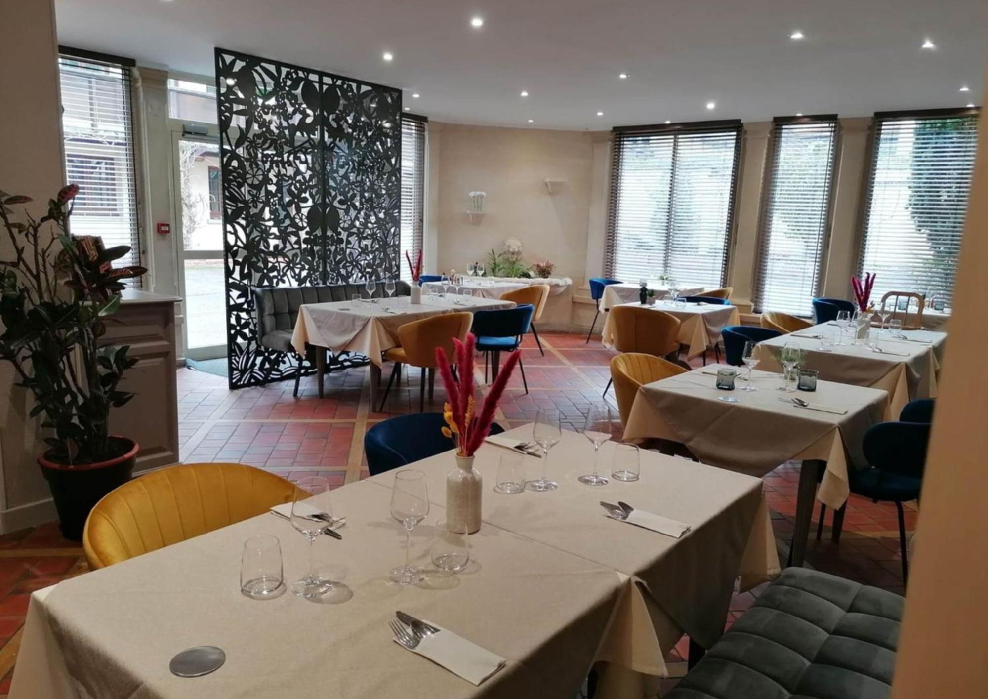 Logis Hotel & Restaurant Le Soleil D'Or Montigny-la-Resle Buitenkant foto